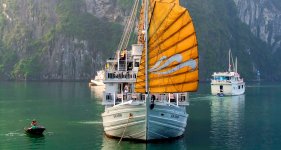 Du lịch nghỉ đêm trên vịnh Hạ Long - vnkienthuc.jpg