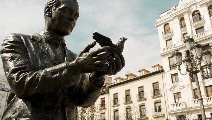 Tượng nhà thơ Tây Ban Nha Federico García Lorca (1898-1936), Plaza de Santa Ana, Madrid